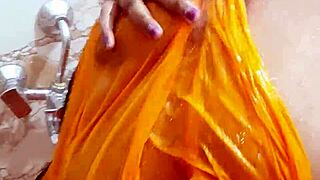 Indian girl flaunts big boobs intensely in saree