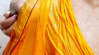 Indian girl flaunts big boobs intensely in saree