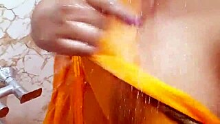 Indian girl flaunts big boobs intensely in saree