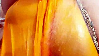 Indian girl flaunts big boobs intensely in saree