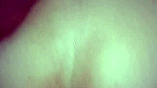 Analni nabijanje z masivnim 19 cm kurcem v njeni tesni beli riti