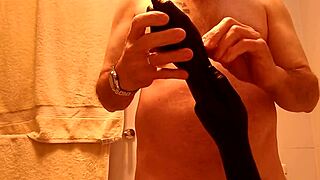 Reviewing my favorite gay sex toys, starting with this dildo 😏