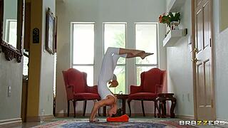 Dirty masseur Jenni Lee stretches with Johnny Sins