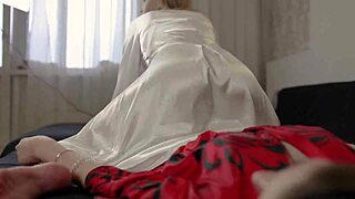 Blonde Rubs Pussy on Brunette 😘