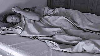 Unbelievable! Sticking Dick in Wife’s Pussy Early Morning for Loud Moaning Cumshot!