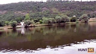 Продаде чешката си приятелка за пари в публичен пикъп