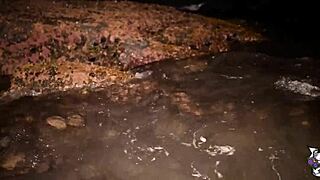 Novinha masturbates to squirting orgasm on the beach with big ass.