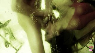 Bruna sensuale con tacchi cavalca e si fa pagare con cibo, segue missionario intenso