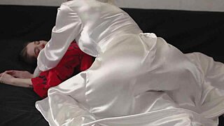 Blonde Rubs Pussy on Brunette 😘