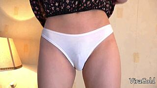 Не мога да повярвам... стъпбрат ми Вира Голд пръсти супер косматата ми путка, после ме чука с Кеци Хил!