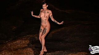 Novinha masturbates to squirting orgasm on the beach with big ass.