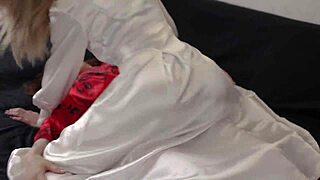 Blonde Rubs Pussy on Brunette 😘