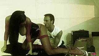 Bruna sensuale con tacchi cavalca e si fa pagare con cibo, segue missionario intenso