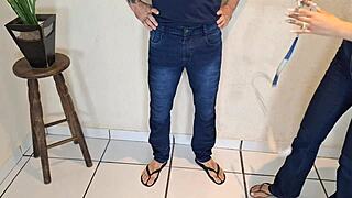 Costureira safada de olho no pau do cliente