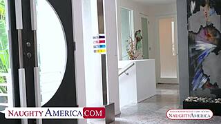 Kimmy Kimm ázsiai diák sóvárog a barátja apjának idősebb fasza után