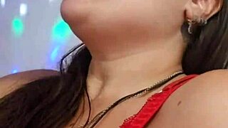 mamando essa caceta enorme de brinquedo, enfiei inteiro na boca