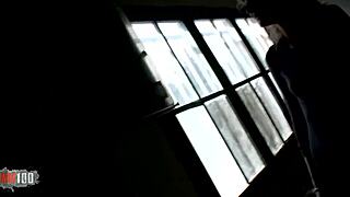 Слаба френска блондинка милф чукана в задника за пари в склад