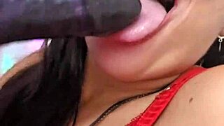 mamando essa caceta enorme de brinquedo, enfiei inteiro na boca