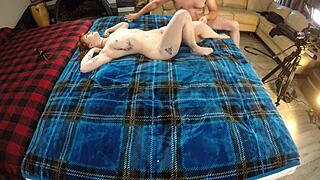 Cindy Behr en uniforme de policía recibe follada ruda sobre tetas enormes