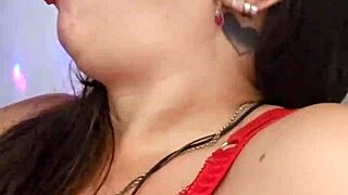 mamando essa caceta enorme de brinquedo, enfiei inteiro na boca