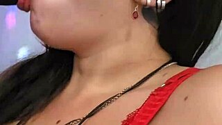 mamando essa caceta enorme de brinquedo, enfiei inteiro na boca