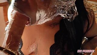 Deepthroat e muita baba a escorrer no corpo da africana submissa em c�mara lenta, eu to babando tudo nessa boca molhada