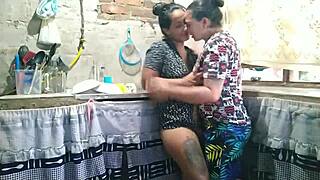 Latina Cachonda Enga�a A Su Esposo Con Su Propia Hermanastra Teniendo Sexo En La Cocina