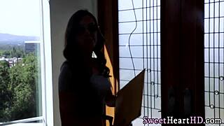 Smalltits lesber fingrer hinanden, kan ikke stoppe med at kigge! 😜