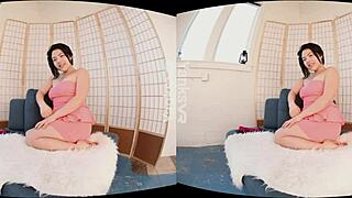 Amateur tries out virtual reality and has an orgasm with a dildo