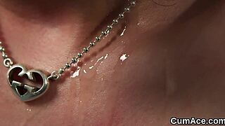 Geile slet krijgt zaad op gezicht en slikt sperma in POV pijpswap