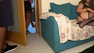 Stranac mi platio da jebem svoju varljivu ženu u amaterskom kukold trojcu.