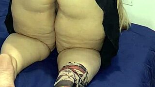 Drunk culona wife of my boss visits my room for a happy ending.