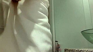 Menari di bilik air jutawan semangat muda