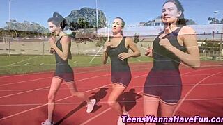 Atletisk lesbisk 18+ fingrer og slikker på vill realityfest