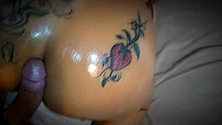 Gostosa Mama Allows Tarado To Lick Her Ass With Oil In Detailed Scene