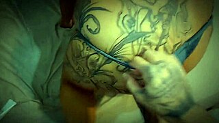 Gostosa Mama Allows Tarado To Lick Her Ass With Oil In Detailed Scene