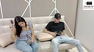 Moje nadržená nevlastní sestra mi intenzivně cucá čůráka v domácím videu.