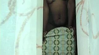 Naejae onyxx, the giantess, appears in my window for a solo performance