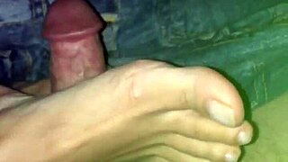 Beautiful feet wife does footjob 😍