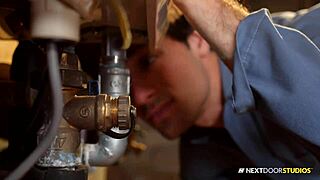 A handyman who is married tries out his homosexual desires.