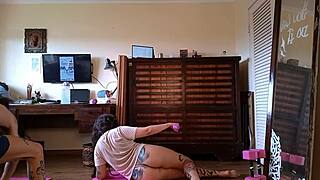 Bugün üvey kardeşimi sertçe sikmesi için tahrik ediyorum.