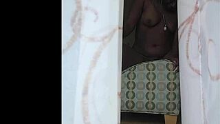 Naejae onyxx, the giantess, appears in my window for a solo performance