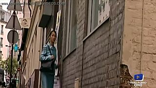 Hell Yeah! Jolie Asiatique et Son Sosie Baisées Lune Après L’Autre in Wild 3some!