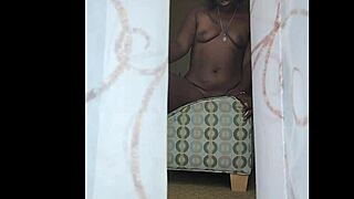 Naejae onyxx, the giantess, appears in my window for a solo performance