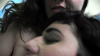 Sandy And Arabelle Get Off In Bathtub!