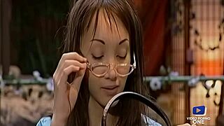 Hell Yeah! Jolie Asiatique et Son Sosie Baisées Lune Après L’Autre in Wild 3some!