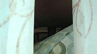 Naejae onyxx, the giantess, appears in my window for a solo performance