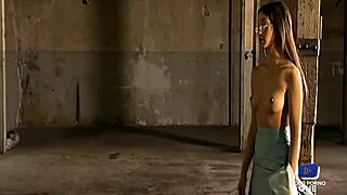 Hell Yeah! Jolie Asiatique et Son Sosie Baisées Lune Après L’Autre in Wild 3some!