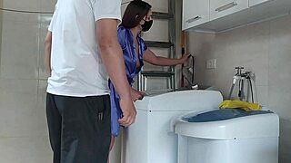 Fru blottar sig för teknikern i genomskinlig morgonrock, leder till creampie