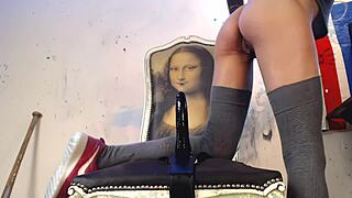 ほら、この痩せた赤毛娘が黒いディルドを激しく騎乗